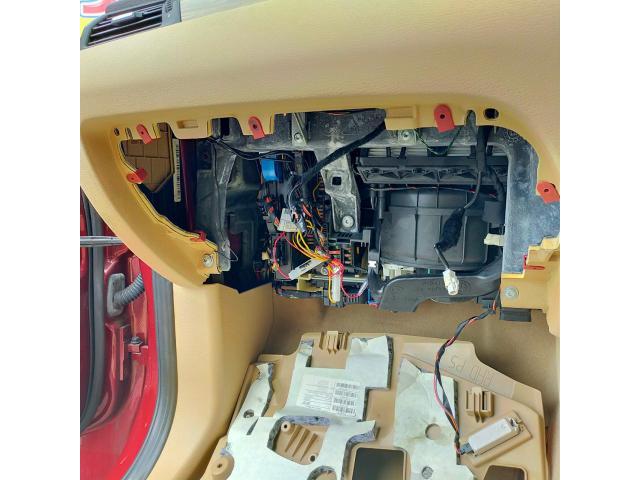 BMW X3  グローブボックス補修　お車に関する様々な作業承っております！　