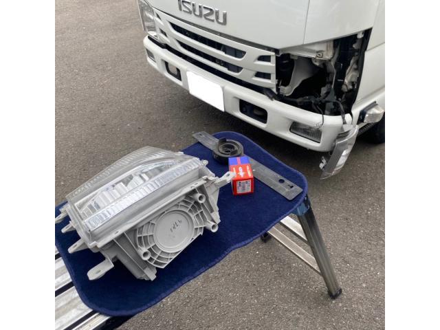 エルフトラック Wキャブ ヘッドライト球交換 社用車・作業車の エルフトラック Wキャブ ヘッドライト球交換 社用車・作業車の