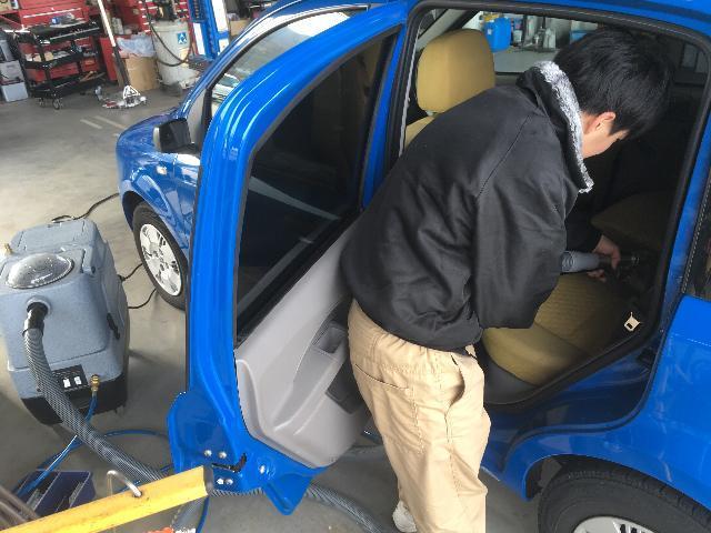 大雨で車内に水が浸入した冠水車を洗浄しました