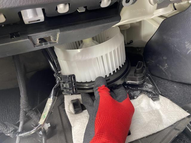 レクサス CT200h ブロアモーター交換 エアコン故障 異音 福岡市西区