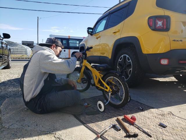 Jeep レネゲード 自転車 黄色 塗装 オールペン 全塗装　ラプターライナー　福岡市西区　早良区　南区　城南区　中央区　博多区　東区　糸島市　太宰府市　大野城市　春日市　那珂川市　筑紫野市　唐津市　他地域のお客様も大歓迎です！