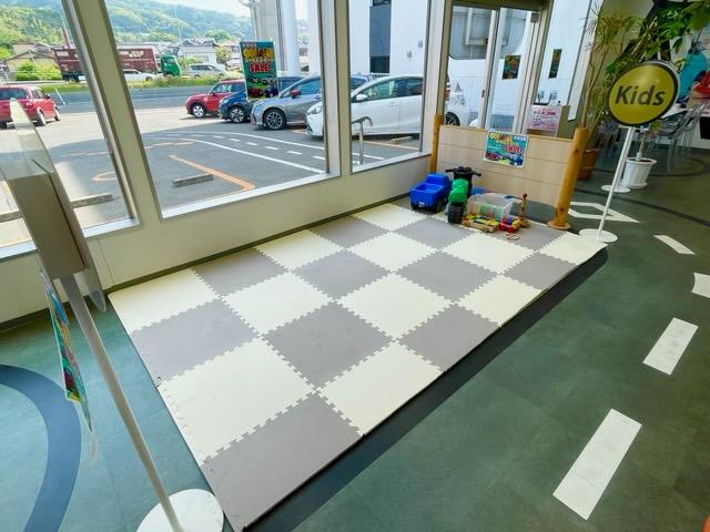 「キッズコーナーも完備」　お子様連れでも安心してご来店ください