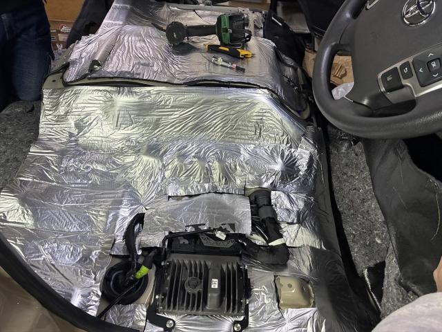 トヨタ　ハイエースバン　車中泊仕様車制作　制振、防音、断熱施工　【鹿毛タイヤ／ラウレアオート　福岡県古賀市/糟屋/新宮/宗像 】