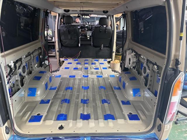 トヨタ　ハイエースバン　車中泊仕様車制作　制振、防音、断熱施工　【鹿毛タイヤ／ラウレアオート　福岡県古賀市/糟屋/新宮/宗像 】