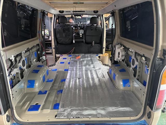 トヨタ　ハイエースバン　車中泊仕様車制作　制振、防音、断熱施工　【鹿毛タイヤ／ラウレアオート　福岡県古賀市/糟屋/新宮/宗像 】