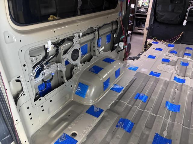 トヨタ　ハイエースバン　車中泊仕様車制作　制振、防音、断熱施工　【鹿毛タイヤ／ラウレアオート　福岡県古賀市/糟屋/新宮/宗像 】