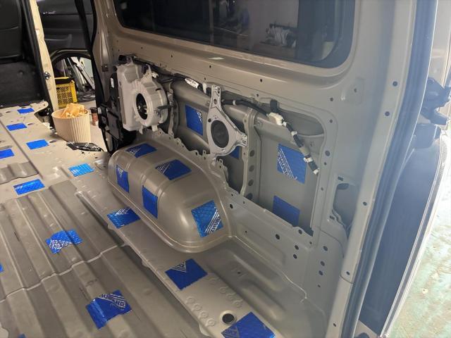 トヨタ　ハイエースバン　車中泊仕様車制作　制振、防音、断熱施工　【鹿毛タイヤ／ラウレアオート　福岡県古賀市/糟屋/新宮/宗像 】