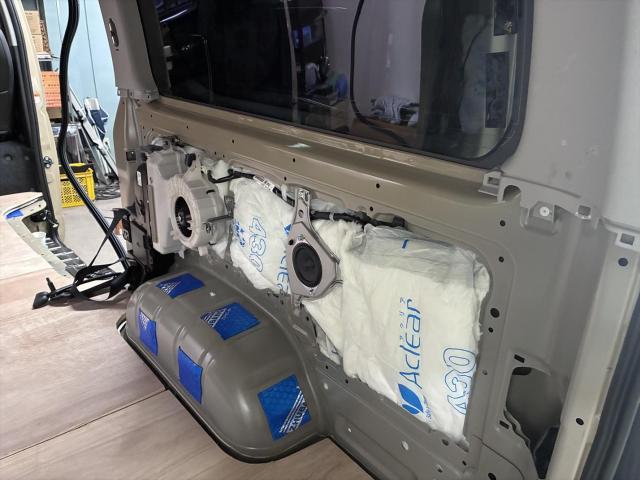 トヨタ　ハイエースバン　車中泊仕様車制作　制振、防音、断熱施工　【鹿毛タイヤ／ラウレアオート　福岡県古賀市/糟屋/新宮/宗像 】