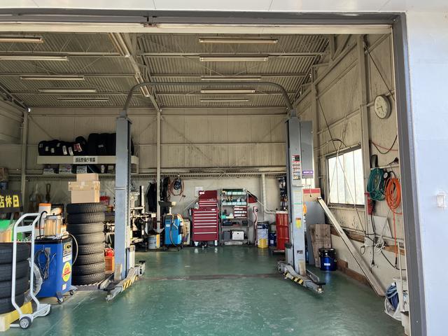 ガソリンスタンドもリフト完備！