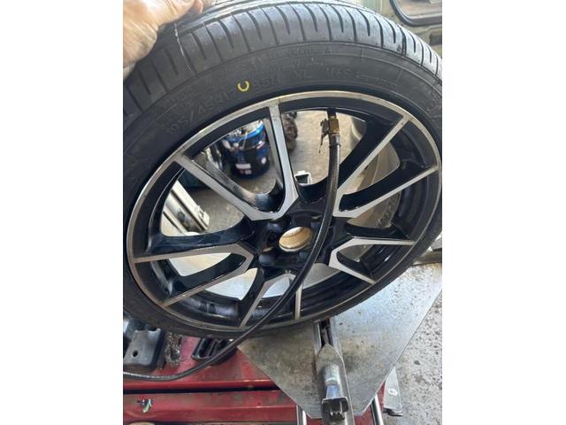 トヨタ　アクア　Ｇ’ｓ　タイヤ交換　バースト　195/45Ｒ17　レッカー　積載　搬送　佐賀県　三養基郡　みやき町　みやき