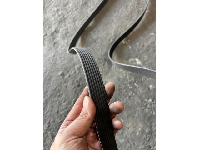 トヨタ　ハイエースバン　その他修理・整備　ベルト鳴き　ファンベルト　カーテシスイッチ　左右　ウェザーストリップ　交換　防虫ネット取り付け　佐賀県　三養基郡　みやき町　みやき