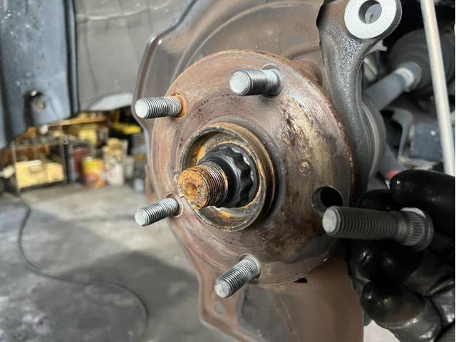 トヨタ　アルファード　2.5Ｇ　サスペンション・足回り修理・整備　ハブボルト　折れ　交換　佐賀県　三養基郡　みやき町　みやき