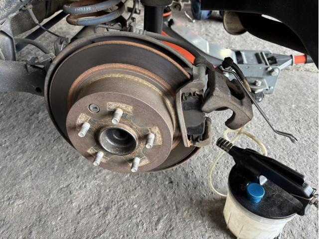 日産　セレナ　ハイウェイスター　サスペンション・足回り修理・整備　ブレーキが効きにくい　リア　ブレーキパッド　交換　佐賀県　三養基郡　みやき町　みやき