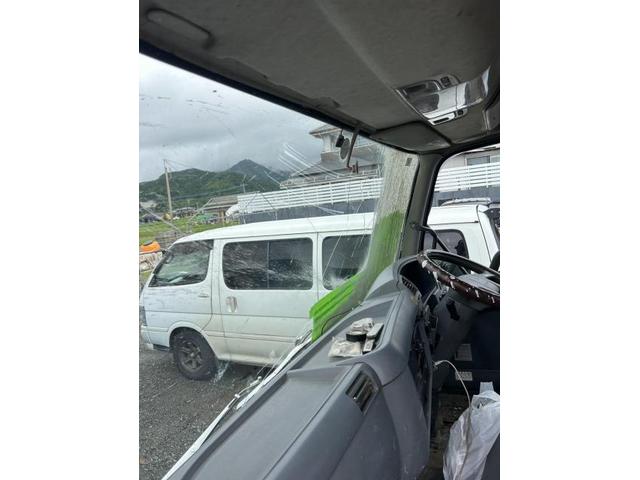 三菱ふそう　ファイター　ガラス交換　スプレー缶爆発　フロントガラス　交換　佐賀県　三養基郡　みやき町　みやき