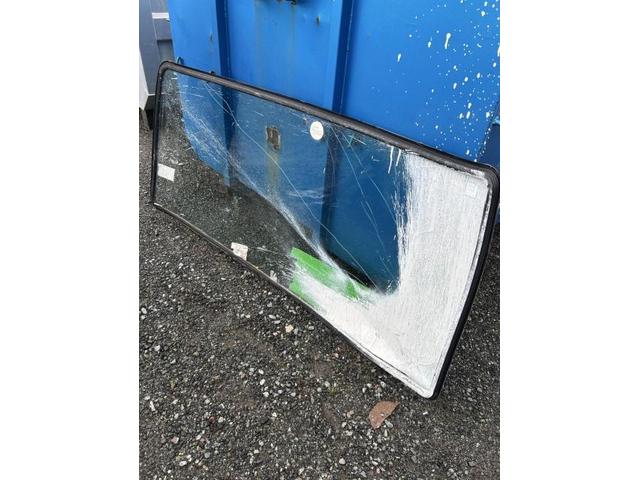 三菱ふそう　ファイター　ガラス交換　スプレー缶爆発　フロントガラス　交換　佐賀県　三養基郡　みやき町　みやき