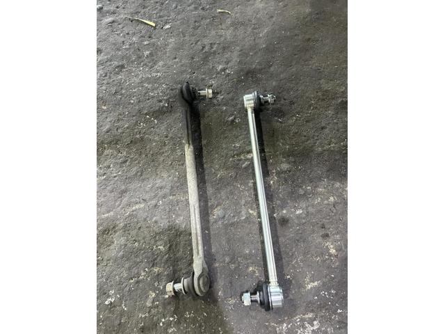 トヨタ　プリウスα　S　車販売整備　メンテナンス　スタビライザリンクロッド　交換　佐賀県　三養基郡　みやき町　みやき