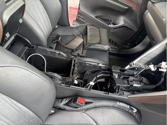 トヨタ　ハリアーハイブリッド　Z　内装補修・修理　センターコンソール　交換　佐賀県　三養基郡　みやき町　みやき