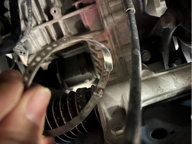 トヨタ　ヴォクシー　ZS　サスペンション・足回り修理・整備　カタカタ　異音　ラックブーツ　破れ　交換　佐賀県　三養基郡　みやき町　みやき