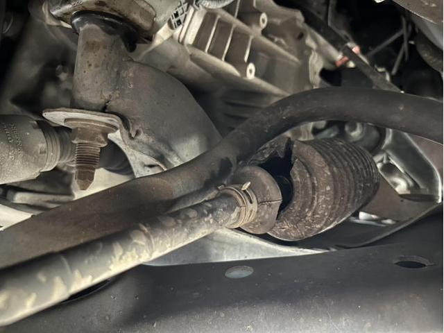 トヨタ　ヴォクシー　ZS　サスペンション・足回り修理・整備　カタカタ　異音　ラックブーツ　破れ　交換　佐賀県　三養基郡　みやき町　みやき