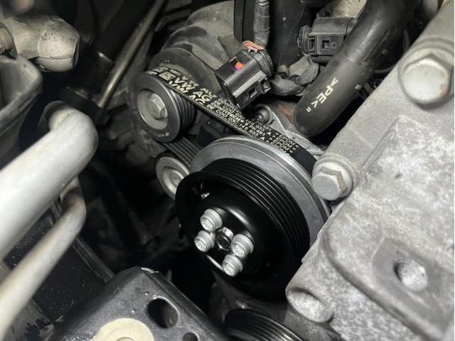 フォルクスワーゲン　ゴルフ　GT　TSI　エンジン関連修理・整備　エンジンかけているときに異音　ウォーターポンプ　クーラント　交換　佐賀県　三養基郡　みやき町　みやき