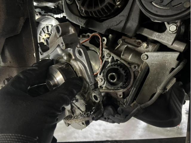 スバル　サンバーバン　VB　エンジン関連修理・整備　ウォーターポンプ付近から　エンジンオイル　漏れ　ウォーターポンプ　ベルト　エンジンオイル　交換　佐賀県　三養基郡　みやき町　みやき