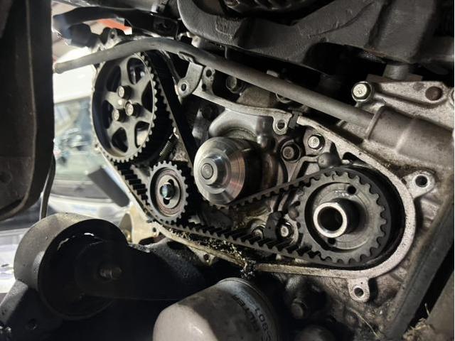 スバル　サンバーバン　VB　エンジン関連修理・整備　ウォーターポンプ付近から　エンジンオイル　漏れ　ウォーターポンプ　ベルト　エンジンオイル　交換　佐賀県　三養基郡　みやき町　みやき