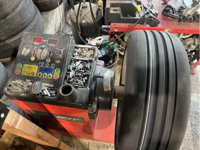 スバル　インプレッサＧ４　2.0i-sアイサイト　車販売整備　タイヤ　交換　バランス調整　佐賀県　三養基郡　みやき町　みやき