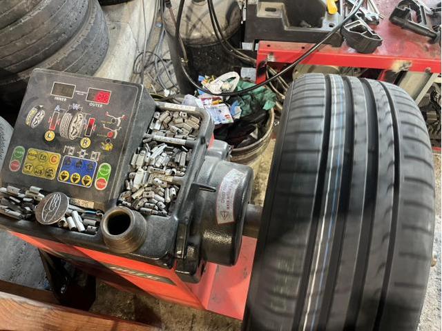 スバル　インプレッサＧ４　2.0i-sアイサイト　車販売整備　タイヤ　交換　バランス調整　佐賀県　三養基郡　みやき町　みやき