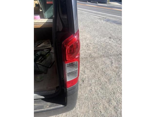 日産　キャラバン　ライト・ウィンカー類修理・整備　テールレンズ　割れ　交換　佐賀県　三養基郡　みやき町　みやき