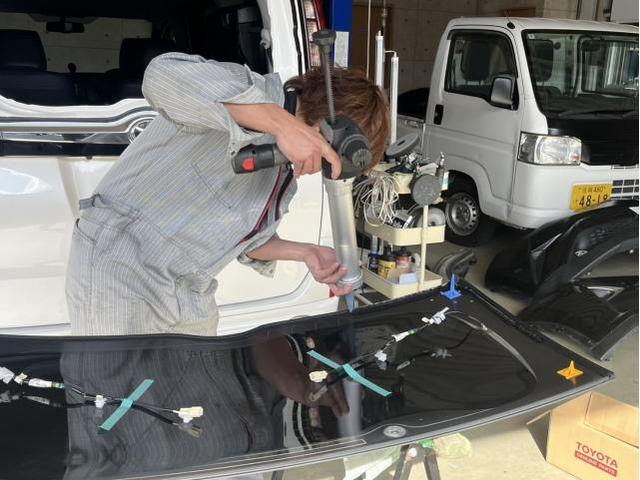 トヨタ　エスクァイア　出張　リアゲート交換　ガラス脱着　佐賀県　三養基郡　みやき町　みやき