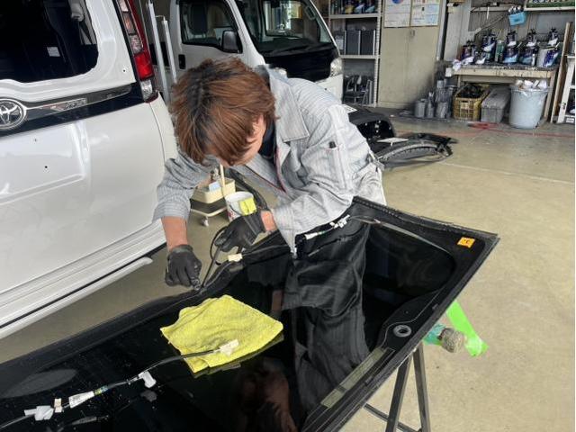 トヨタ　エスクァイア　出張　リアゲート交換　ガラス脱着　佐賀県　三養基郡　みやき町　みやき