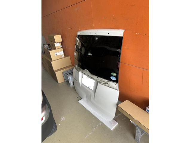 トヨタ　エスクァイア　出張　リアゲート交換　ガラス脱着　佐賀県　三養基郡　みやき町　みやき