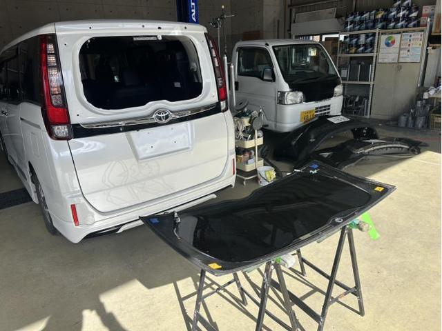 トヨタ　エスクァイア　出張　リアゲート交換　ガラス脱着　佐賀県　三養基郡　みやき町　みやき