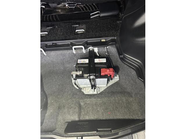 トヨタ　ヴォクシー　ハイブリッドZS　エンジン関連修理・整備　補機バッテリー　劣化　交換　佐賀県　三養基郡　みやき町　みやき