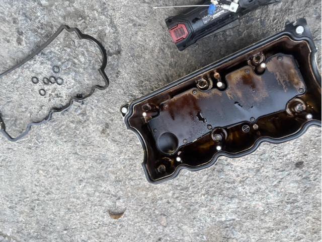 スバル　サンバートラック　エンジン関連修理・整備　オイル漏れ　タペットカバーガスケット　エンジンオイル　オイルエレメント　交換　佐賀県　三養基郡　みやき町　みやき