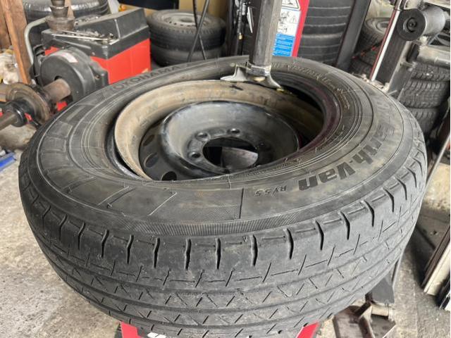 トヨタ　ハイエースバン　タイヤ交換　リース　パンク　佐賀県　三養基郡　みやき町　みやき