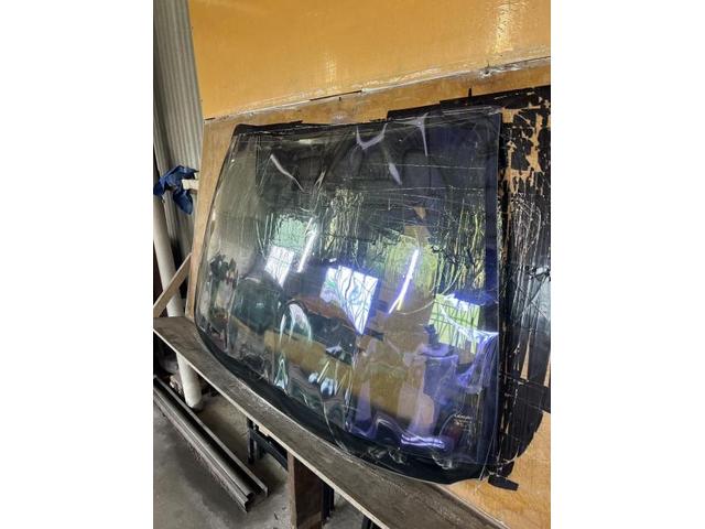 レクサス　ＩＳ　ガラス交換　保険対応　飛び石　キズ　ガラス　交換　ゼノン2ゴースト　フィルム　施工　佐賀県　三養基郡　みやき町　みやき