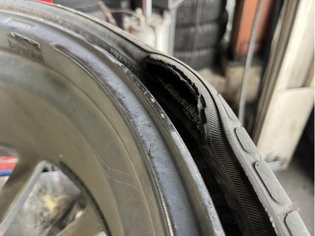 トヨタ　ヴェルファイア　2.5ZGエディション　タイヤ交換　バースト　左前　タイヤ　交換　バランス調整　佐賀県　三養基郡　みやき町　みやき