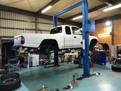 整備リフトは大型ＳＵＶでも対応可能！