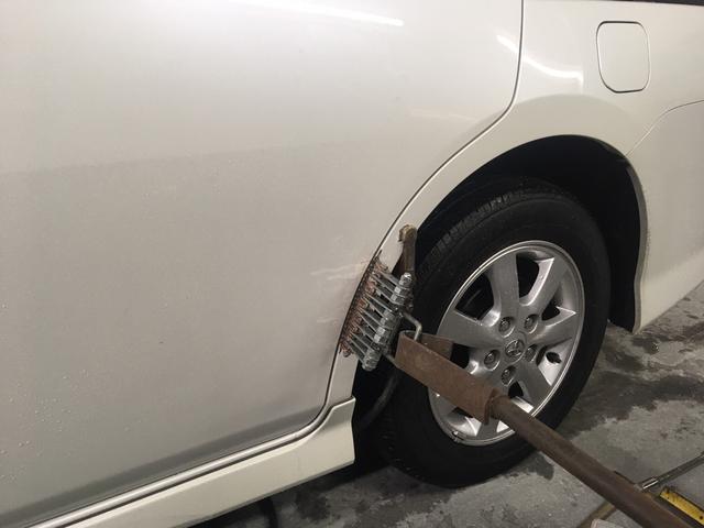 トヨタ　アイシス　左リアフェンダー鈑金・塗装　事故　自損　キズ　凹み　修理