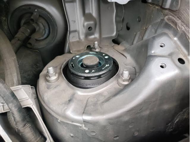 トヨタ　ヴォクシー　ノア　ZRR80　板金・外装補修　フロント　アッパーマウント交換　足回り修理　サスペンション　熊本県　熊本市北区植木町舞尾　ヘイストオートモービル