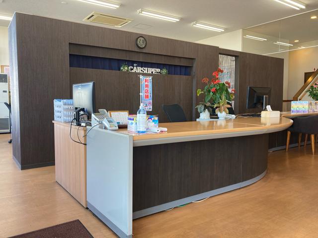 カースーパー　店内　受付はこちらになります！