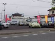 工場向かいの中古車展示場。驚きの価格の特選・優良中古車が勢ぞろい。
