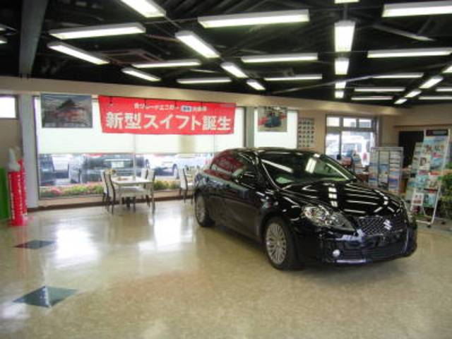 明るく開放的な新車販売ショールーム。ご家族皆様でお越し下さい。