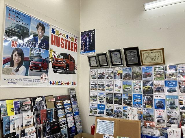 店内には新車カタログを沢山ご用意しております。気になるお車があればお気軽にスタッフにお声がけ下さい。
