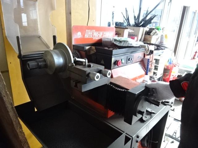 ディスクローターがサビで交換が必要な場合でも、当社はローター研磨機を完備しています。