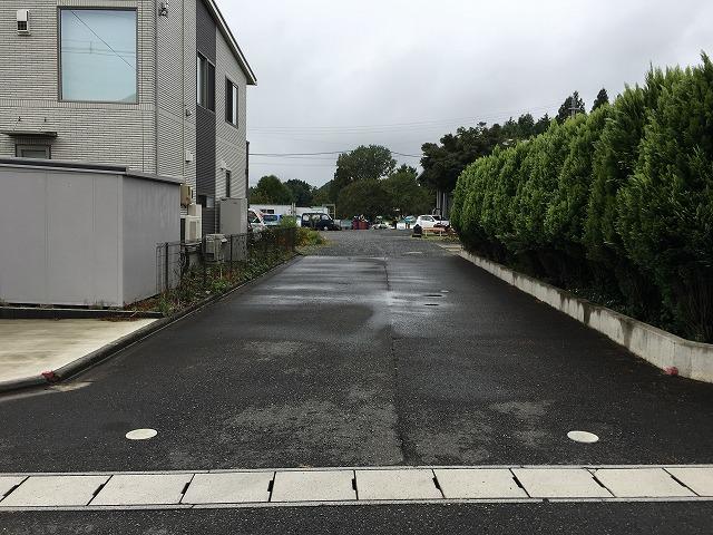 このまま直進です。店舗の場所が分からない時はお電話下さい。ご説明致します。