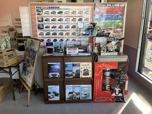 店内には沢山の新車カタログもご用意しております。中古車は全国よりお探し可能です。