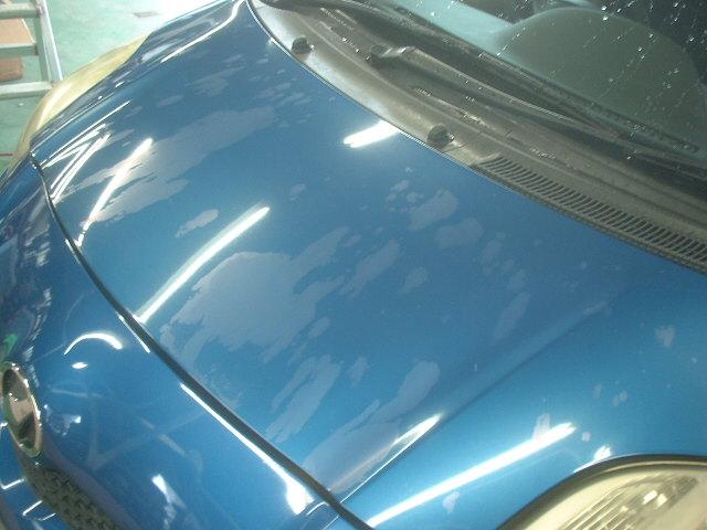 車の屋根の塗装が変、透明な膜が剥げてきた。