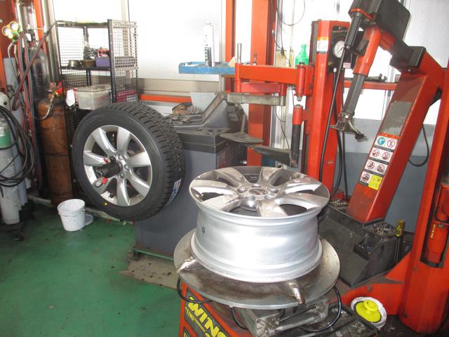 ミニクーパー　スタットレスタイヤへ組み換え作業